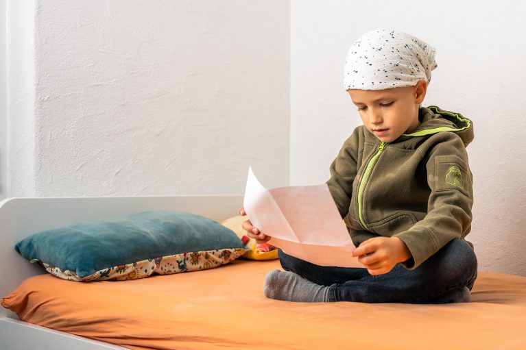 Luca liest einen Brief